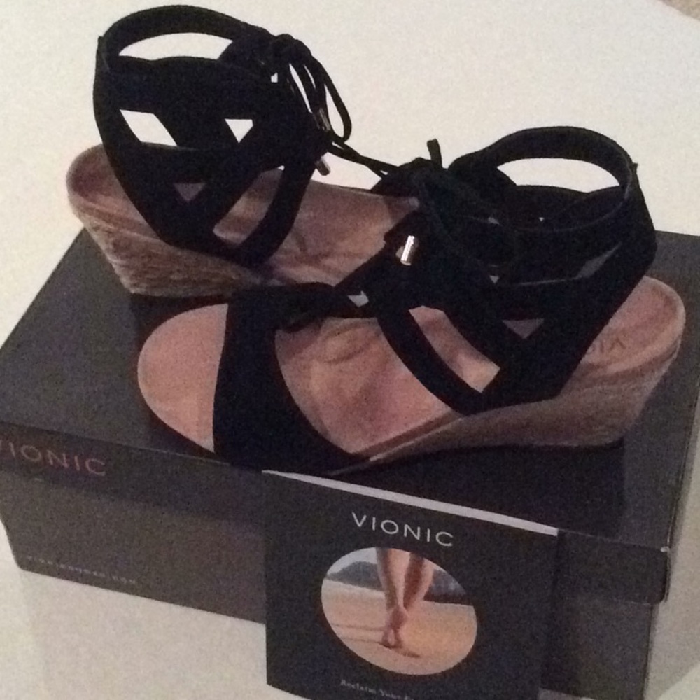 New in box Vionic wedge sandals👠👠 size 7M